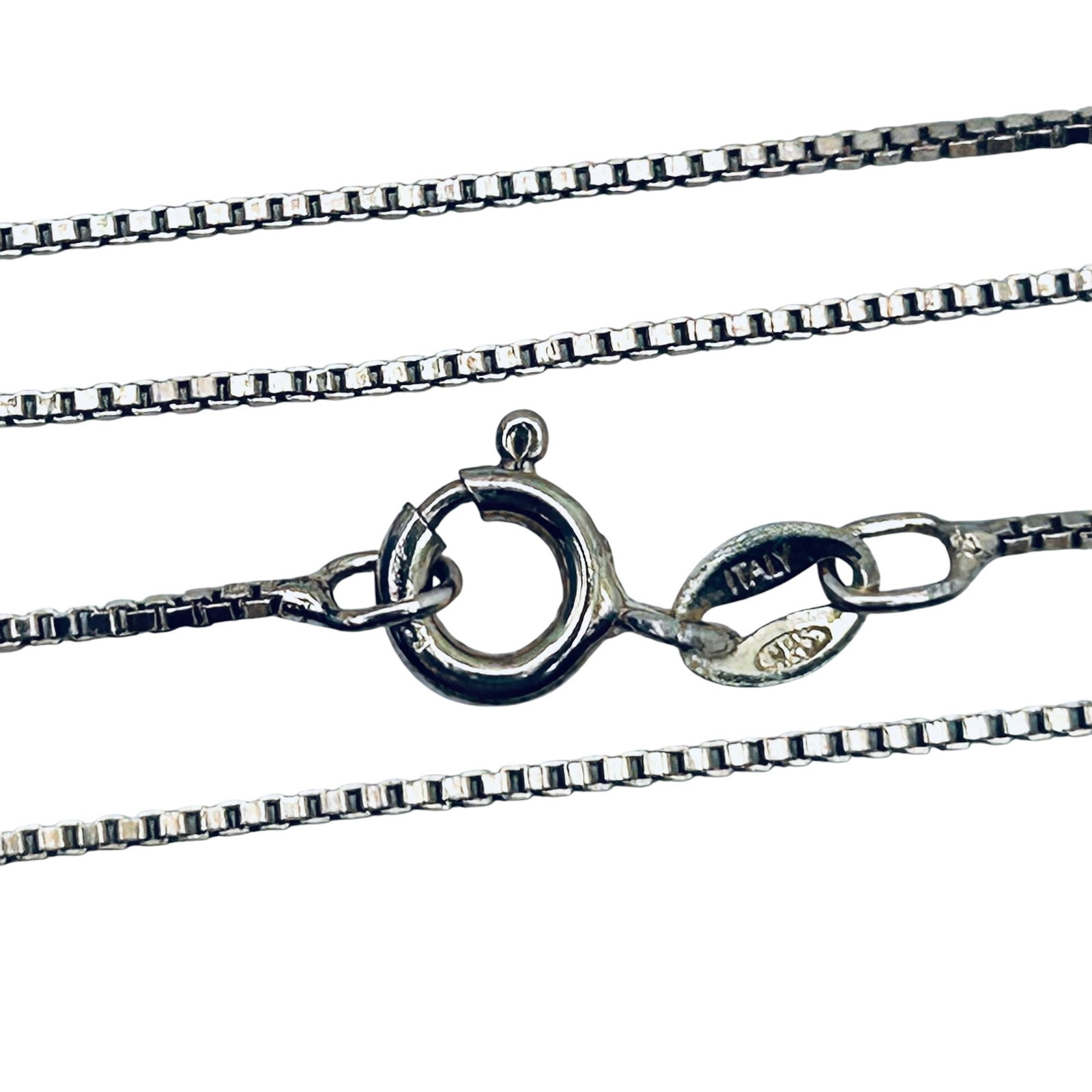 R, Italy Sterling Silver Gold Colored Box Chain Necklace. 2.15 G.: R Italy sterling silver gold colored box chain necklace. 2.15 g.