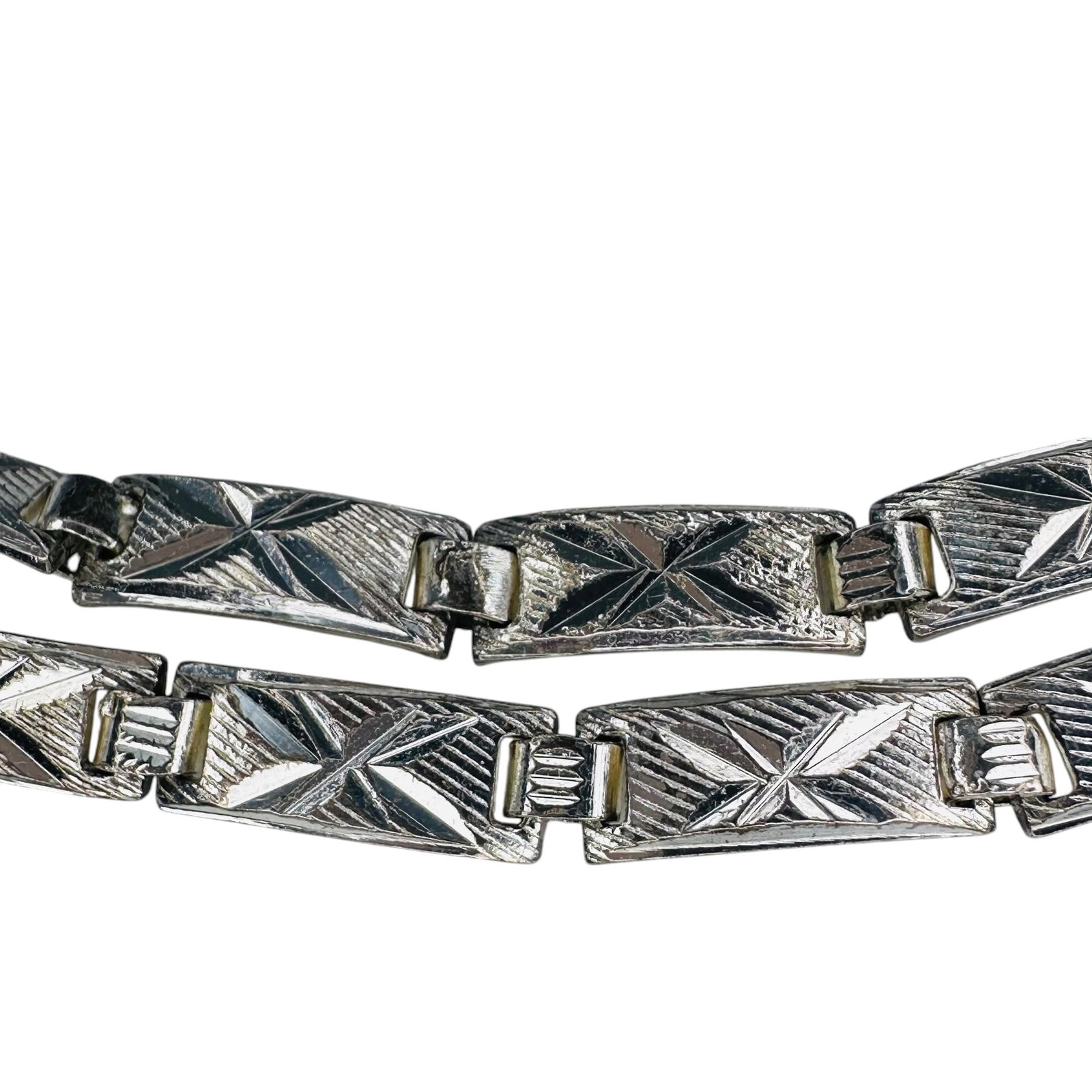 SU, Sterling Silver Bracelet With Texture Design. 8.85 G.: SU sterling silver bracelet with texture design. 8.85 g.