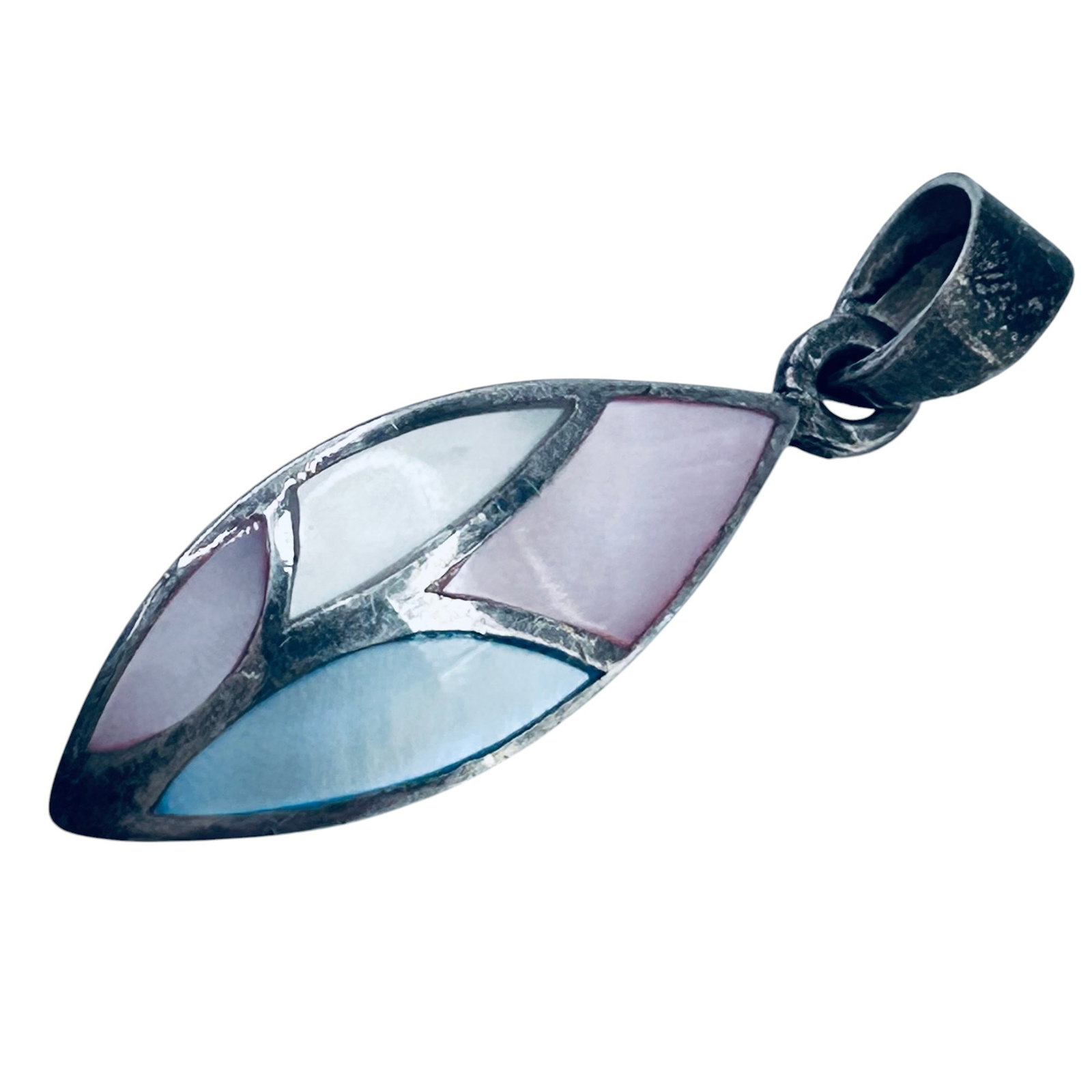 Mother Of Pearl Sterling Silver Eye Shaped Pendant. 5.56 G.: Mother of pearl sterling silver eye shaped pendant. 5.56 g.