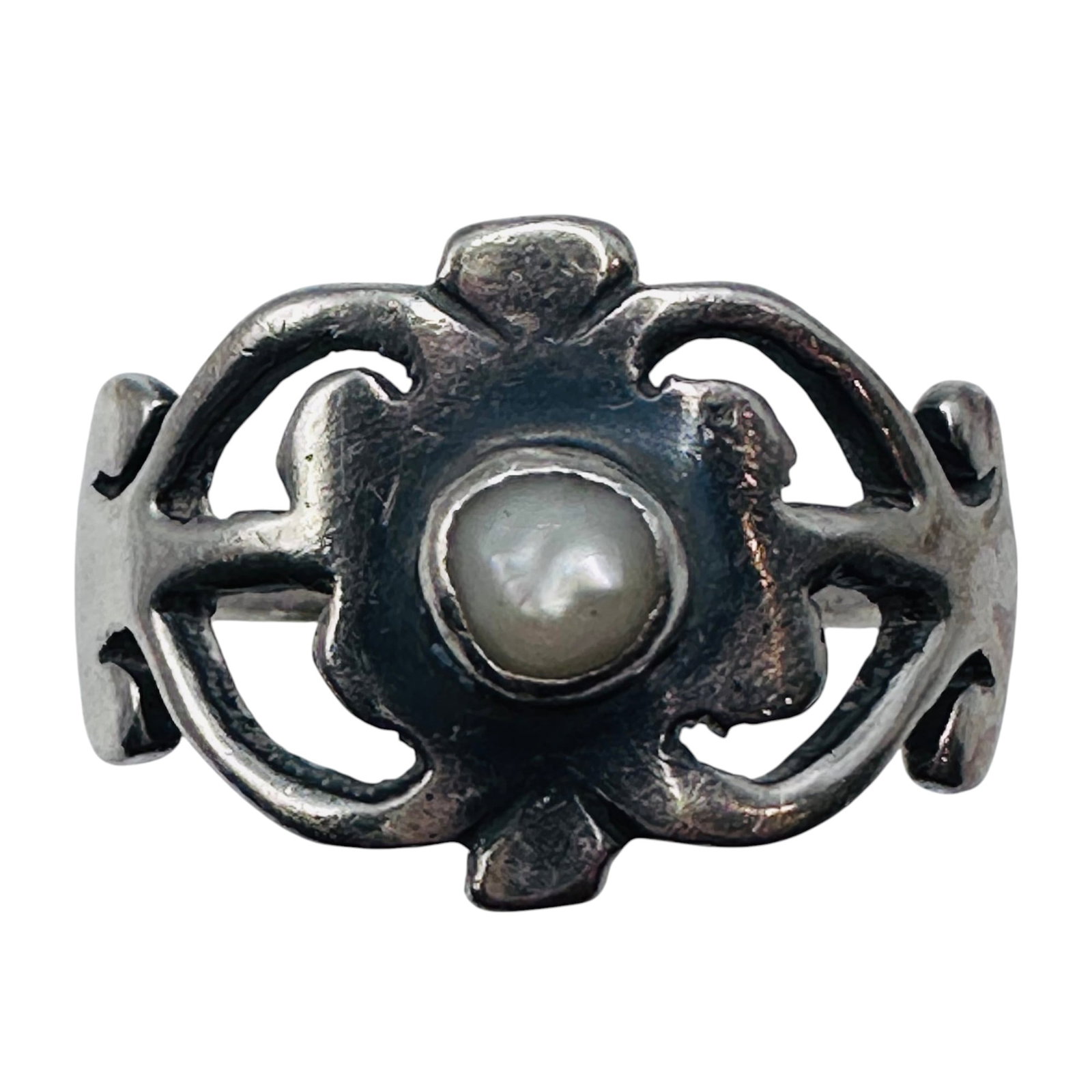 Pearl Center Sterling Silver Ring. Size 7. 3.53 G.: Pearl center sterling silver ring. Size 7. 3.53 g.