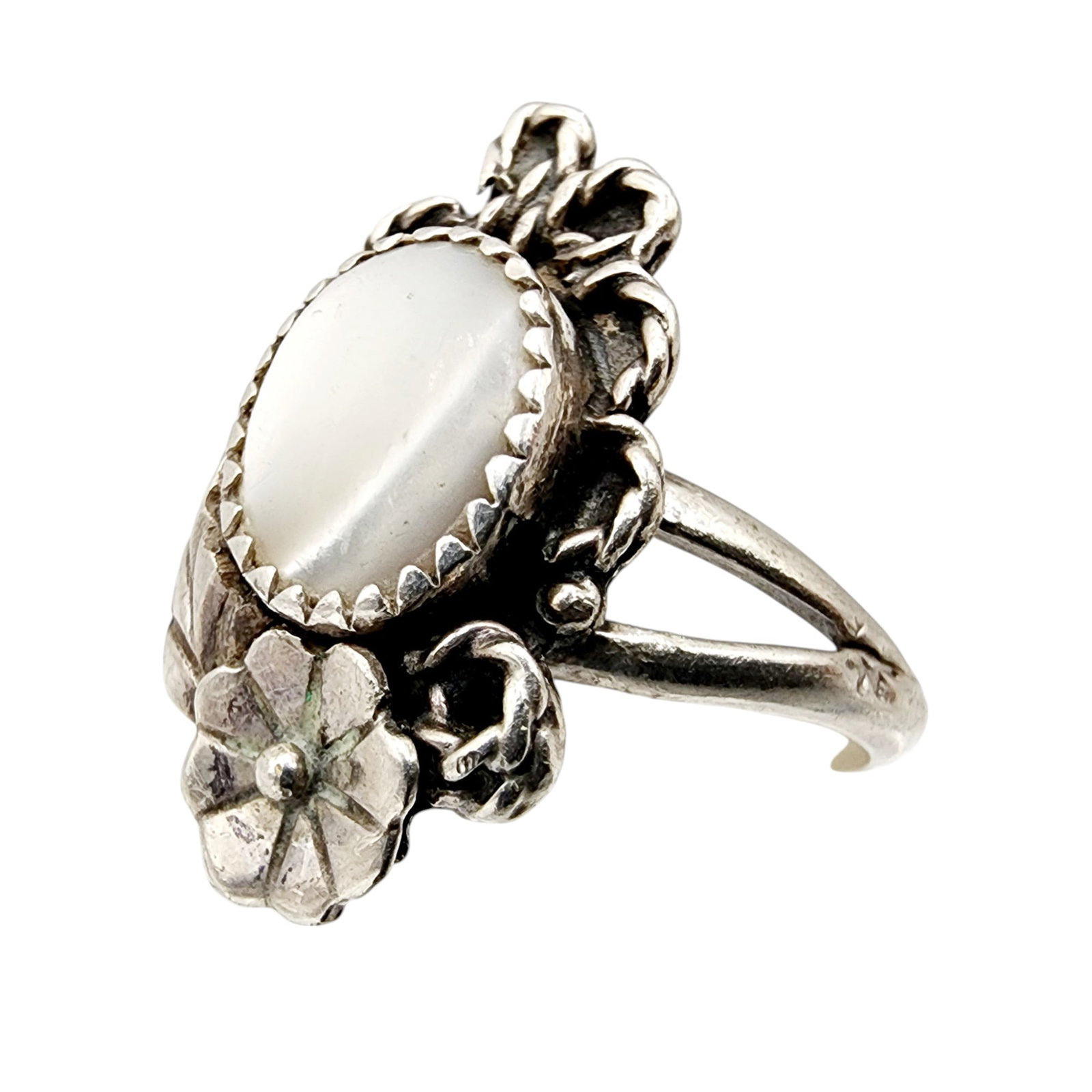 Sterling Navajo Mother of Pearl Lasso Ring sz 7: Sterling Navajo Mother of Pearl Lasso Ring sz 7 3.4g