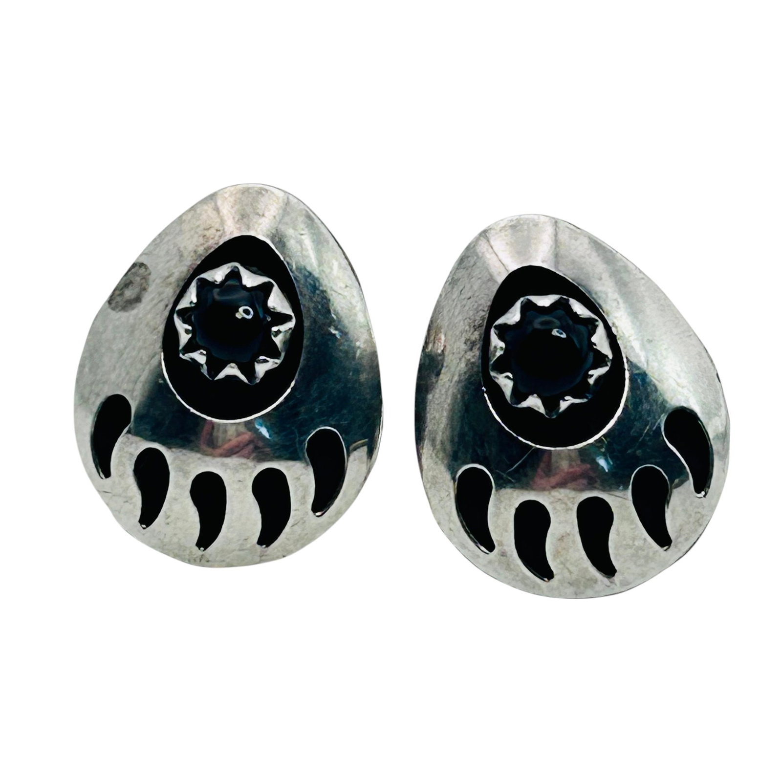 Native American Sterling Bear Claw Earrings 1.31 G: Native American Sterling bear claw earrings 1.31 g