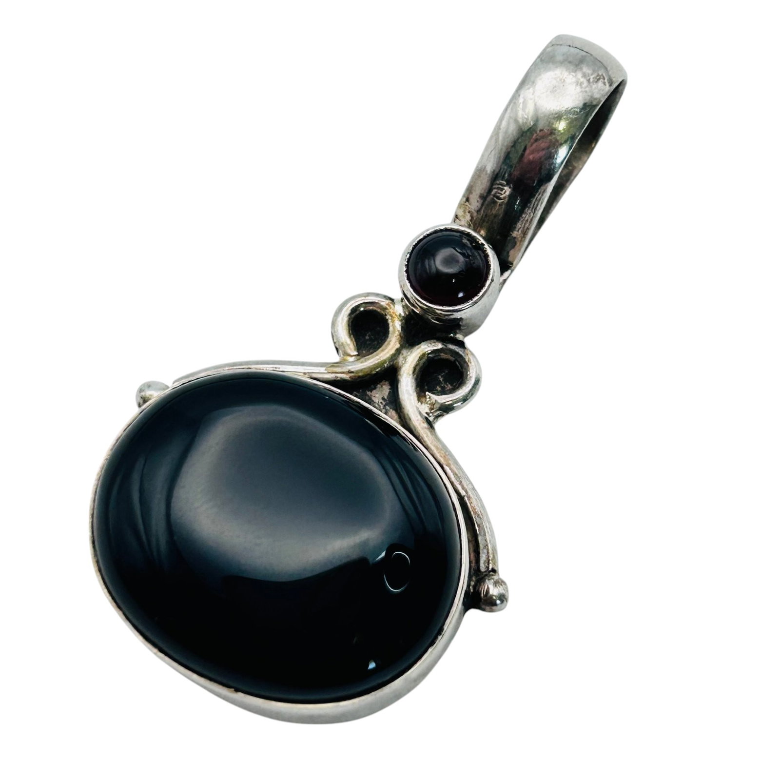 ONYX And Garnet Sterling Pendant 9.18 G: ONYX and Garnet Sterling pendant 9.18 g