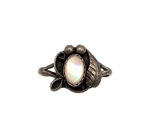 Navajo Mother Of Pearl Sterling Silver Ring Size 8 2.1 G