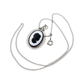 AM Co Black White Cameo Necklace 4.3 G