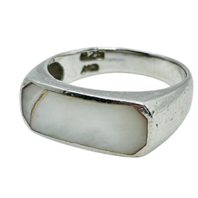 CW Mother-of-pearl Sterling Ring Size 6.5, 3.3 G