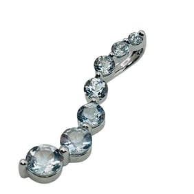 10 K Gold Rhinestone Graduated Pendant 1.5 G