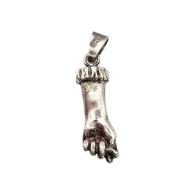 Sterling Silver Women’s Fist Pendant Weighing 4.2 G