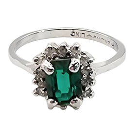 Lind Sterling Silver Ring with Green Rhinestone Size 7.5