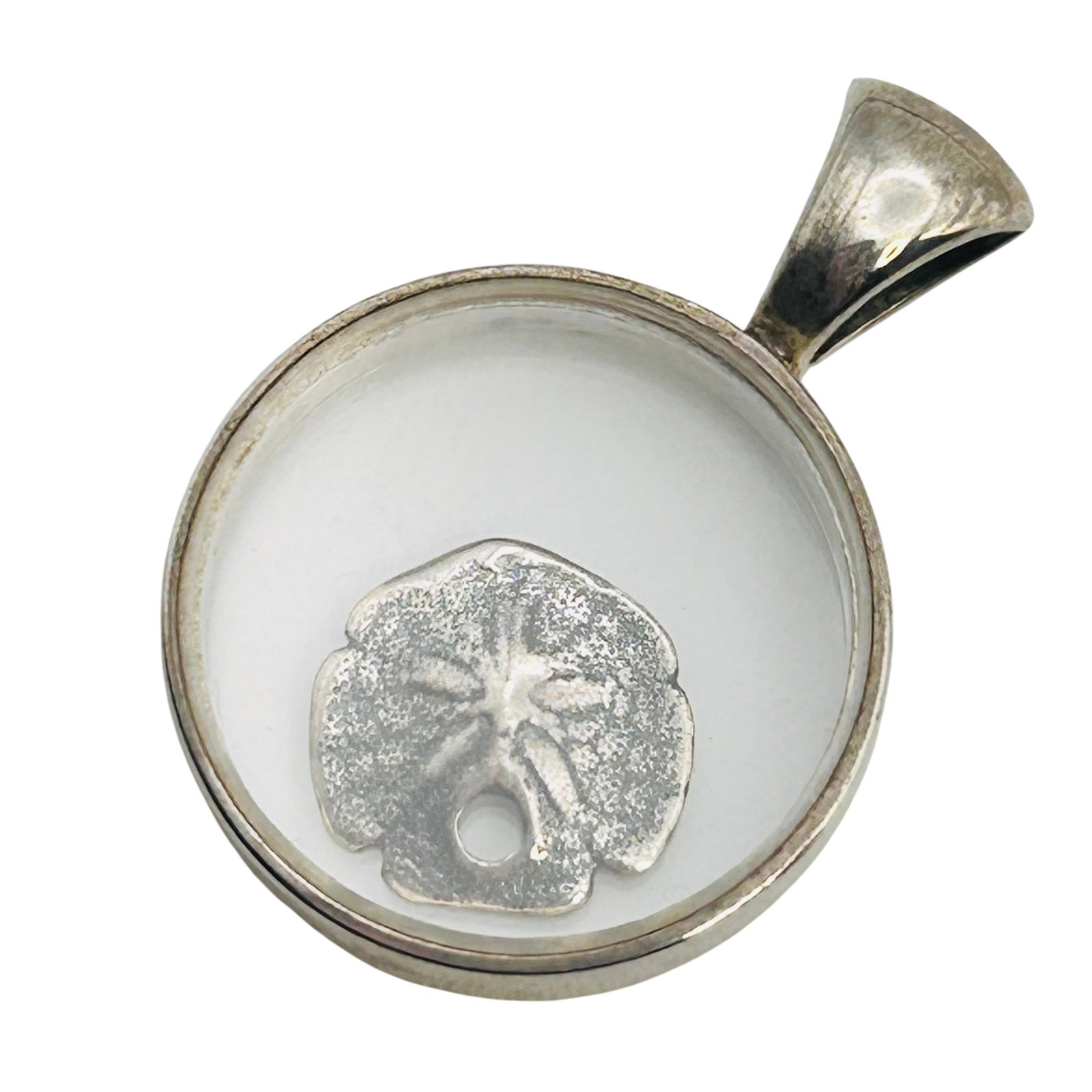 Sterling Sand Dollar Glass In Case Medallion Pendant 3.42 G: Sterling sand dollar glass in case medallion pendant 3.42 g