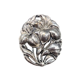 Sterling Floral Pin in Oval Design, 15.26g