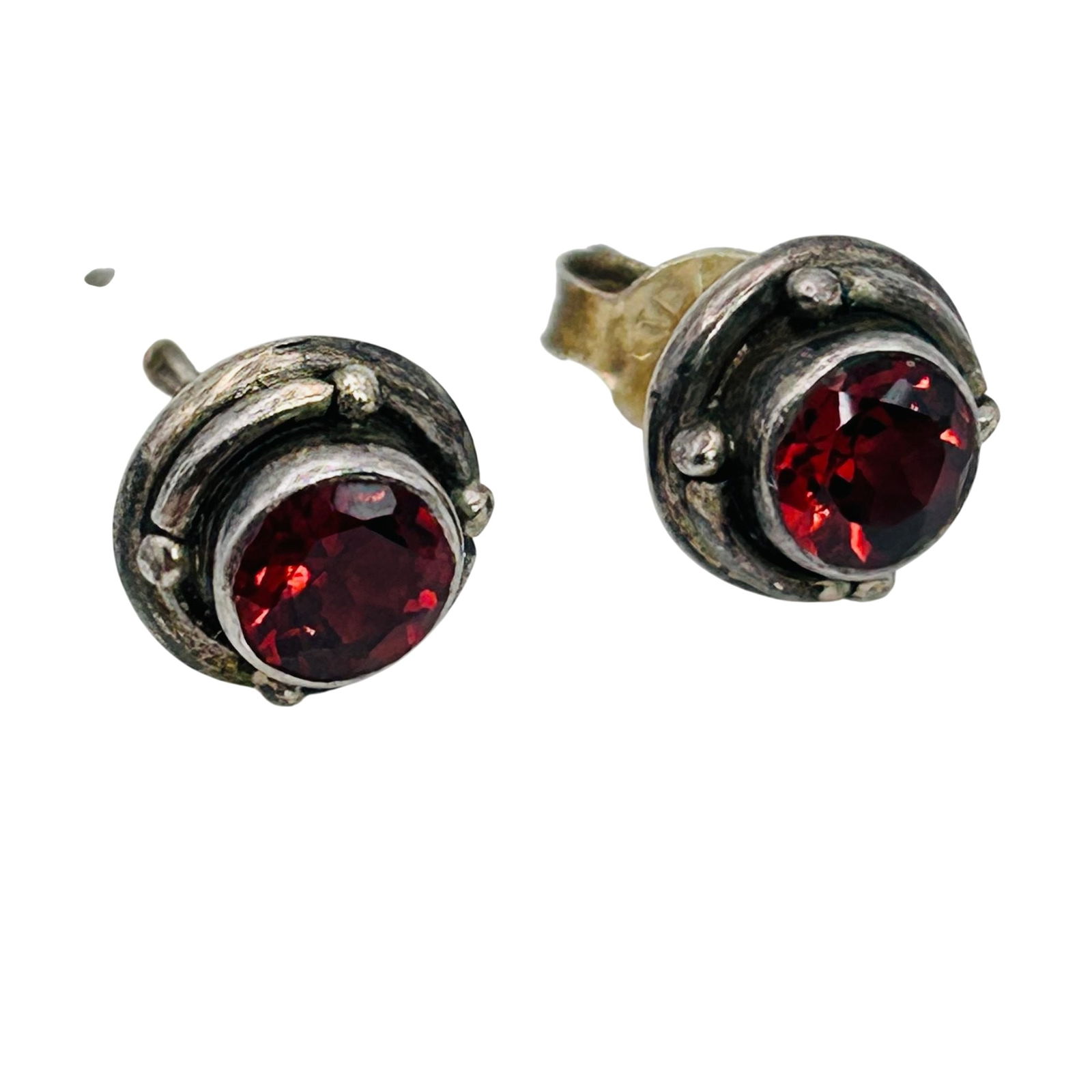 Sterling Garnet Stud Earrings: Sterling Garnet stud earrings 2.3g