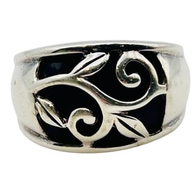 Sterling Onyx Flower Detail Size 9