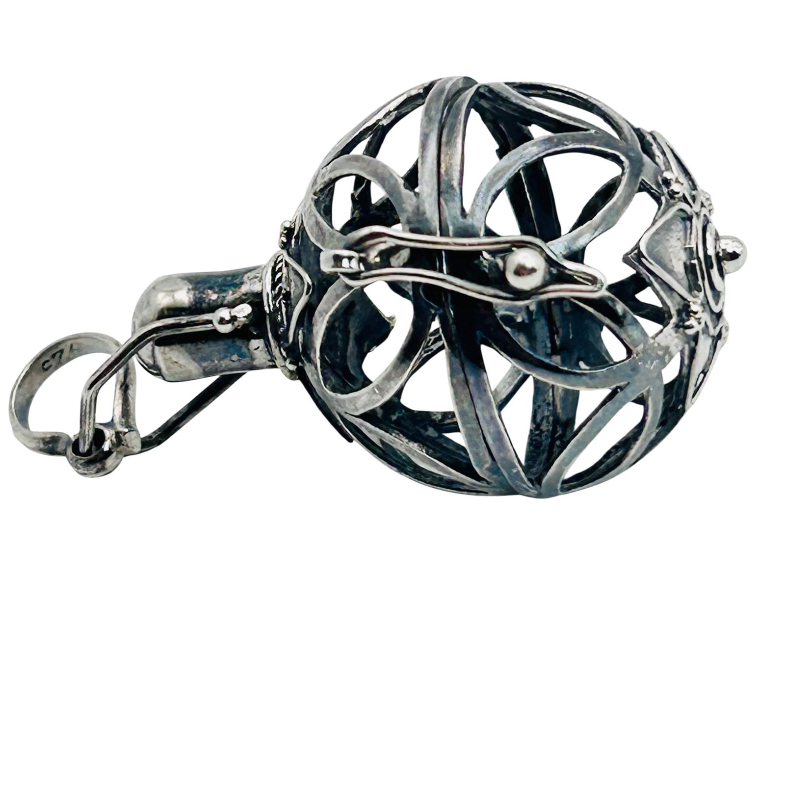 Sterling Round Hollow Locket: Sterling round hollow locket. 5.70 g.