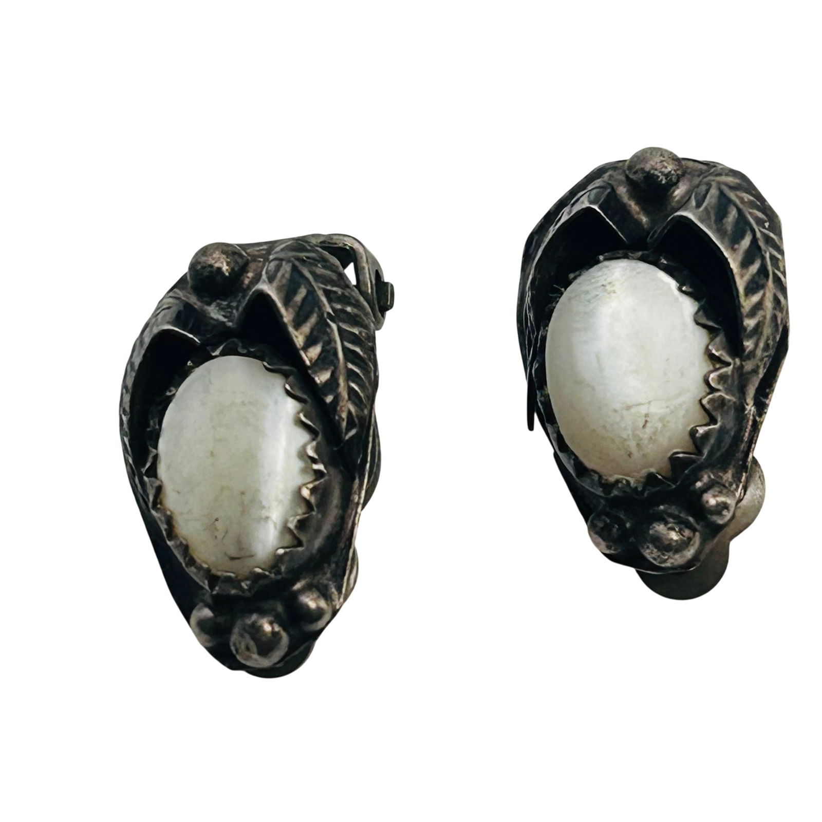 Vintage Navajo Mother Of Pearl Sterling Clip On Earrings: Vintage Navajo Mother Of Pearl Sterling Clip On Earrings 3.78 grams