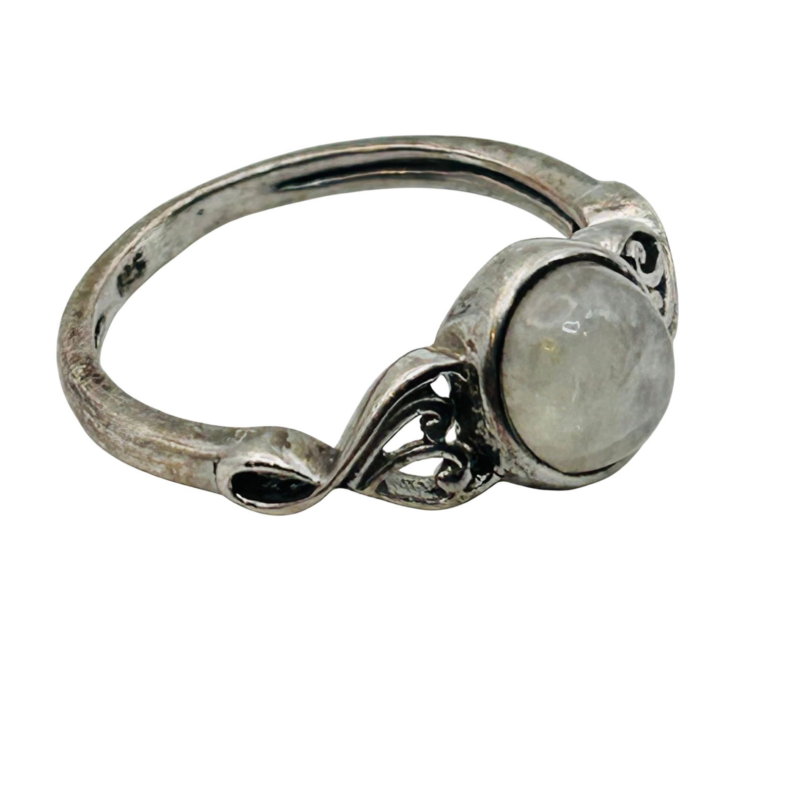 Sterling Moonstone Round Ring. Size 6.5: Sterling moonstone round ring. Size 6.5. 2.30g