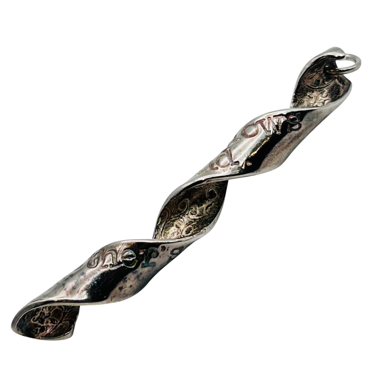 Sterling Twist Pendant. Engraved, A Mothers Love Knows No End: Sterling twist pendant. Engraved a mother love knows no end. 8.40g