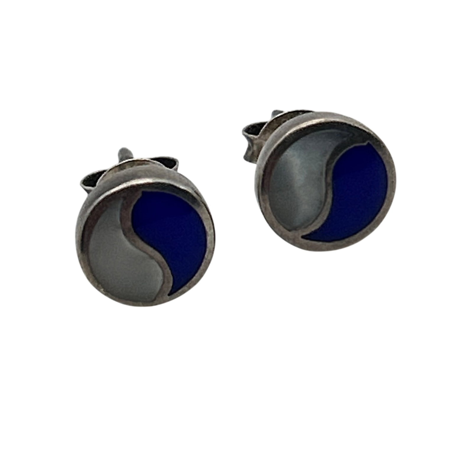 PSCL Sterling Lapis Lazuli And Mother Of Pearl Stud Earrings: PSCL Sterling lapis lazuli and mother of pearl stud earrings. 1.50g