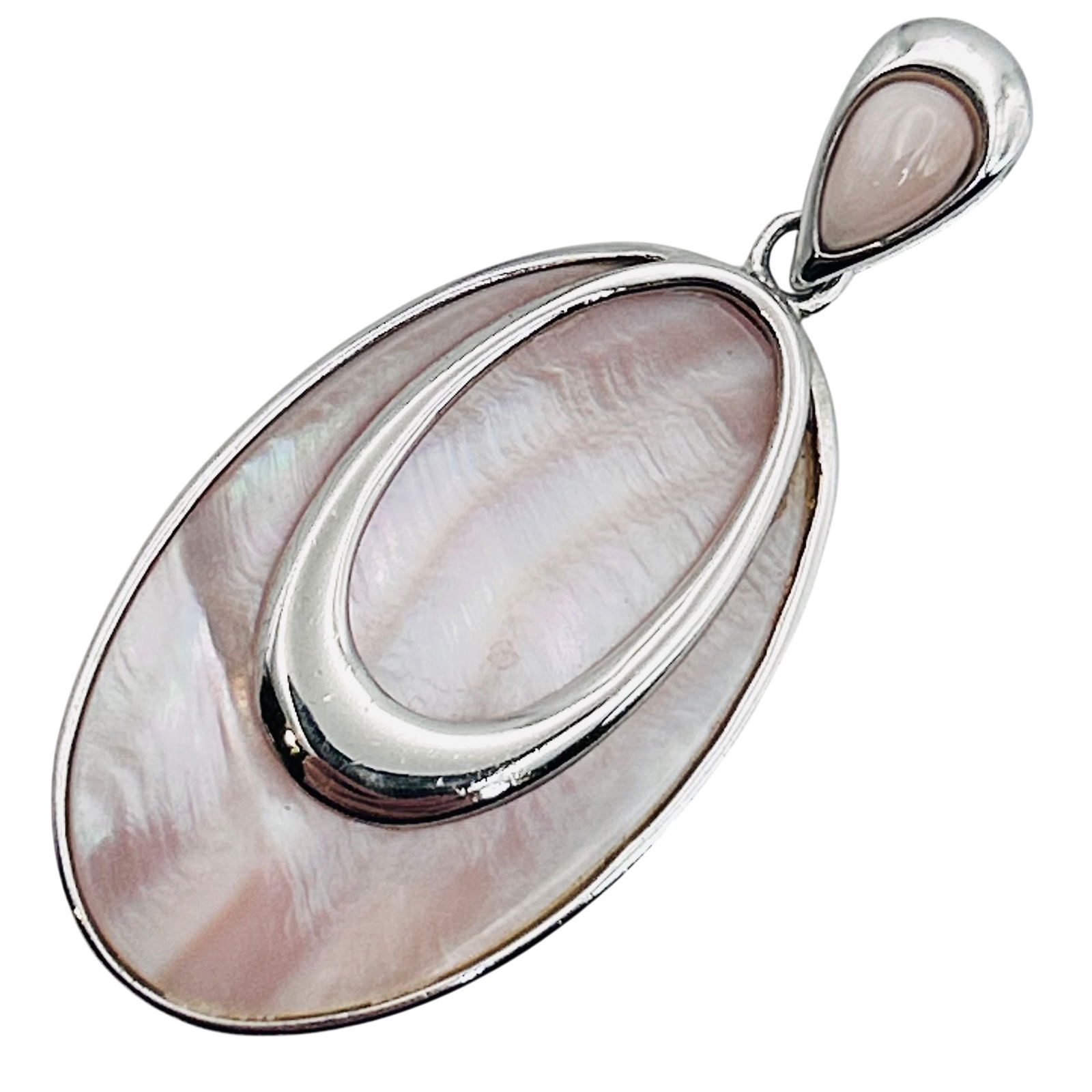 Sterling Mother Of Pearl Oval Pendant: Sterling mother of pearl oval pendant. 7.00 g.