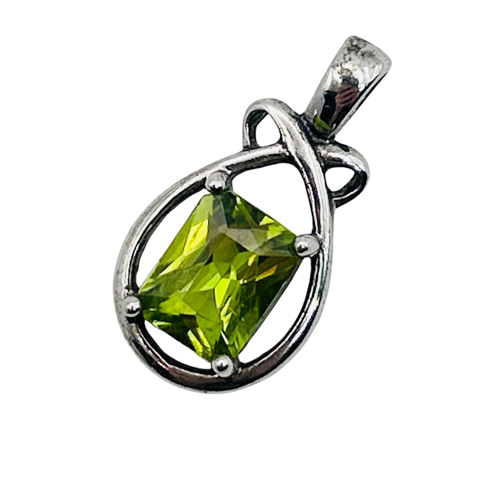Sterling Peridot Pendant: Sterling peridot pendant. 1.90g