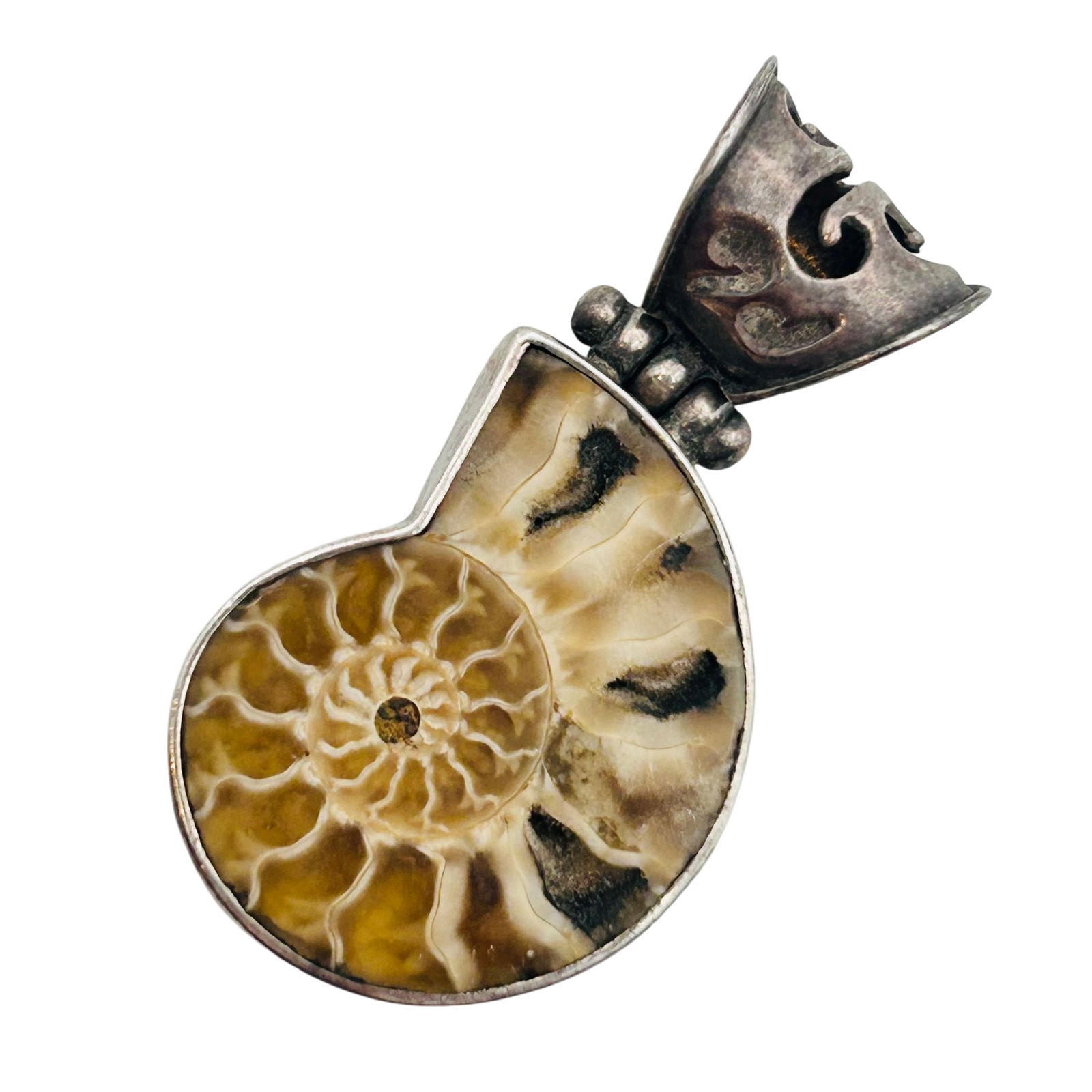 OM Sterling Snail Shell Pendant: OM Sterling snail shell pendant. 6.90g