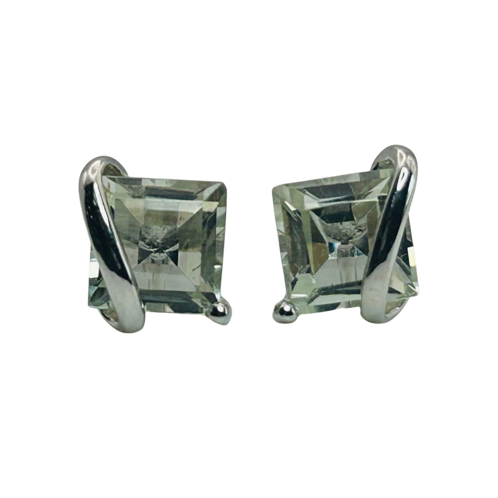 Sterling Aquamarine stud earrings: Sterling aquamarine stud earrings. 1.70g