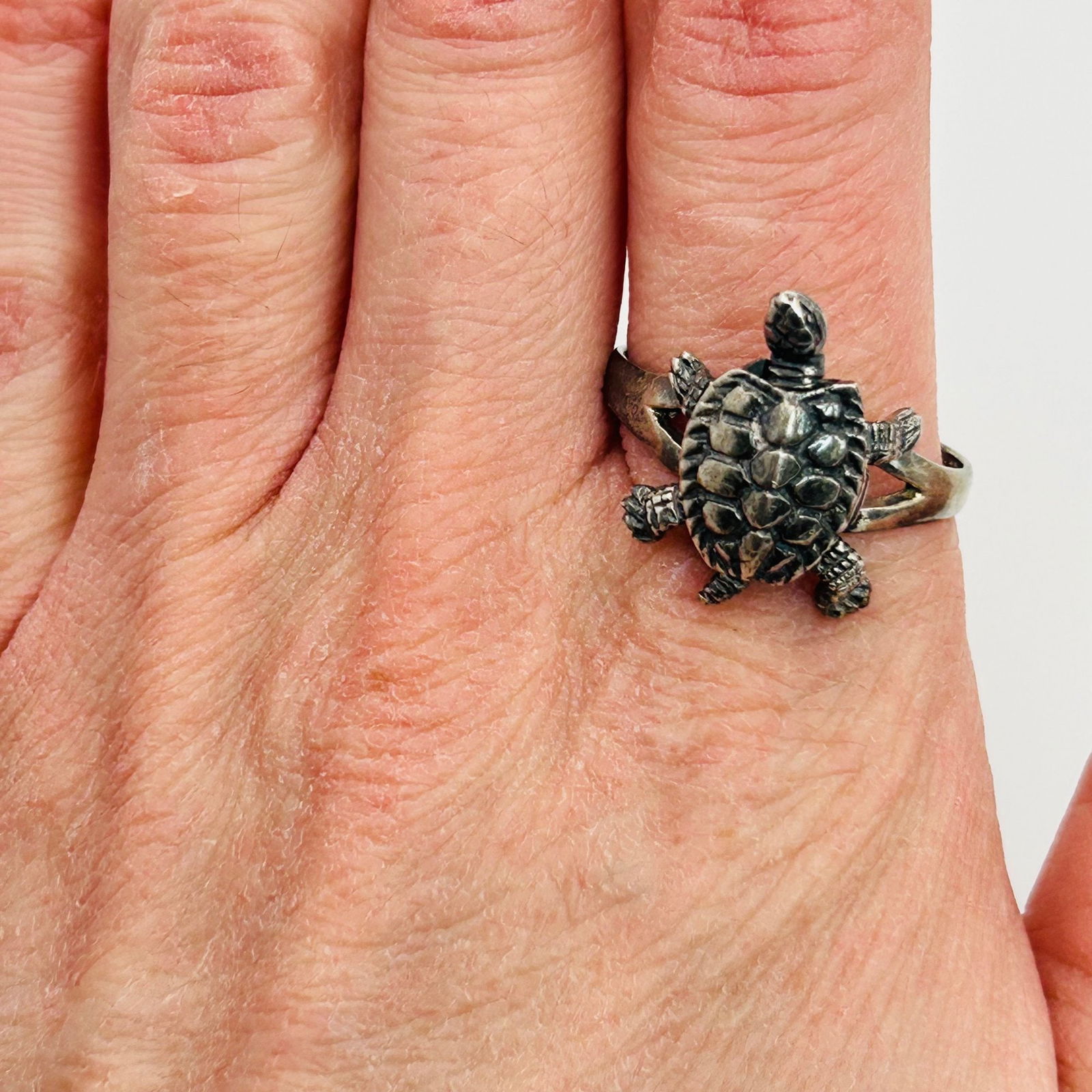 Sterling Moving Turtle Ring. Size 11 - 8