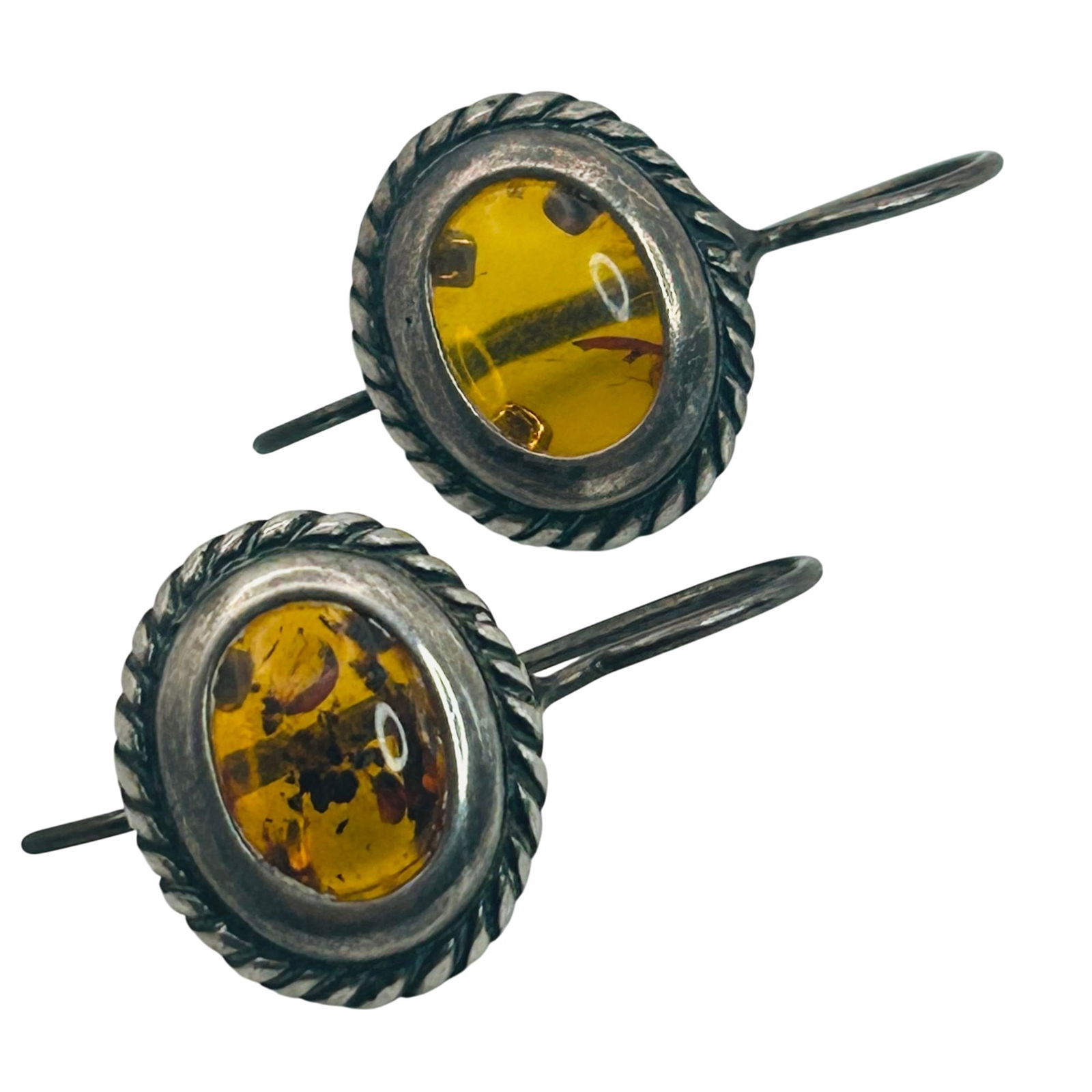 Sterling Amber Oval Earrings: Sterling Amber oval earrings. 3.50g