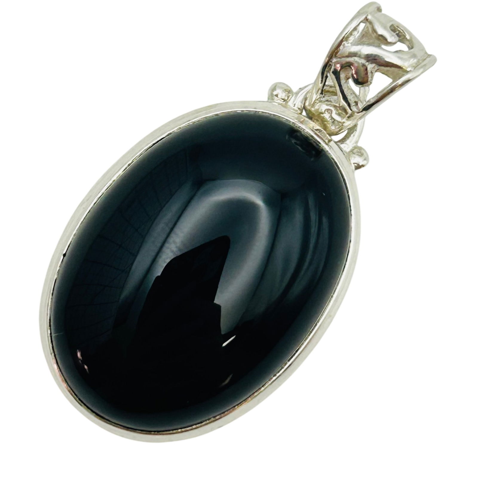 Sterling Oval Onyx Pendant: Sterling oval onyx pendant. 8.60g