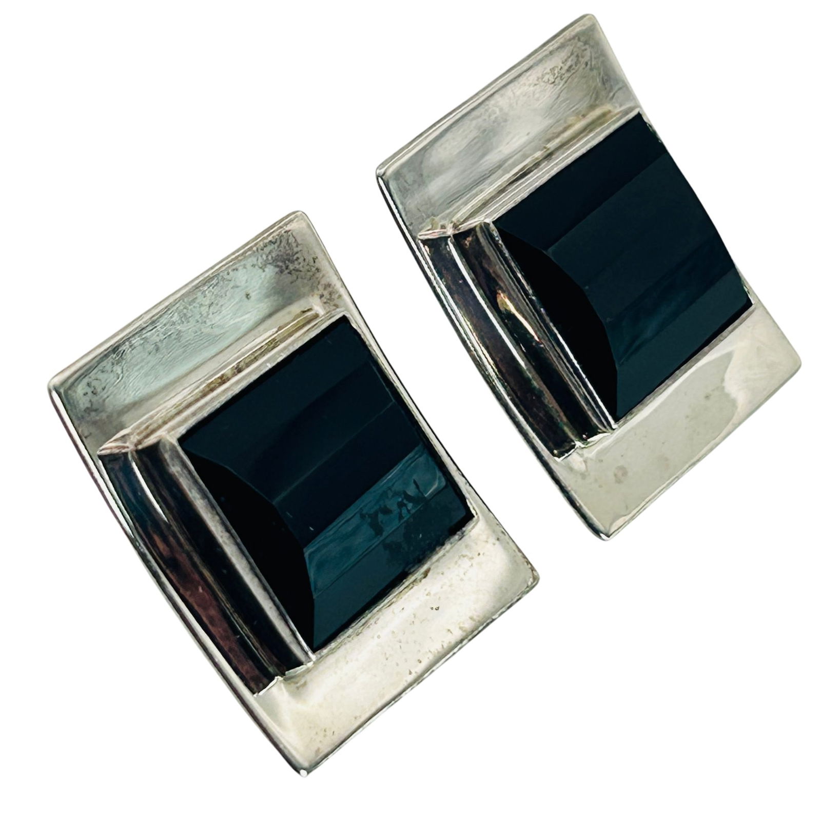 Sterling Black Stone Square Stud Earrings: Sterling black stone square stud earrings. 13.00g