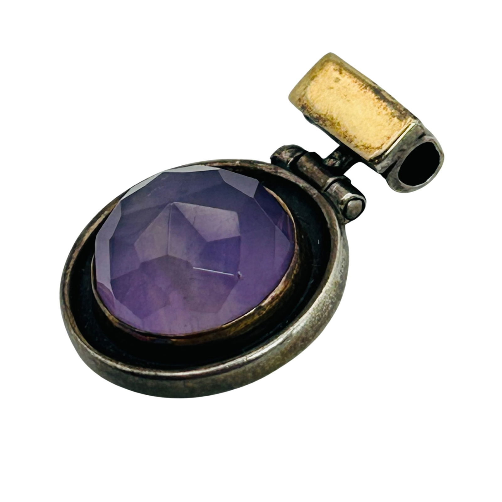 Sterling Amethyst Round Pendant: Sterling amethyst round pendant. 4.40g