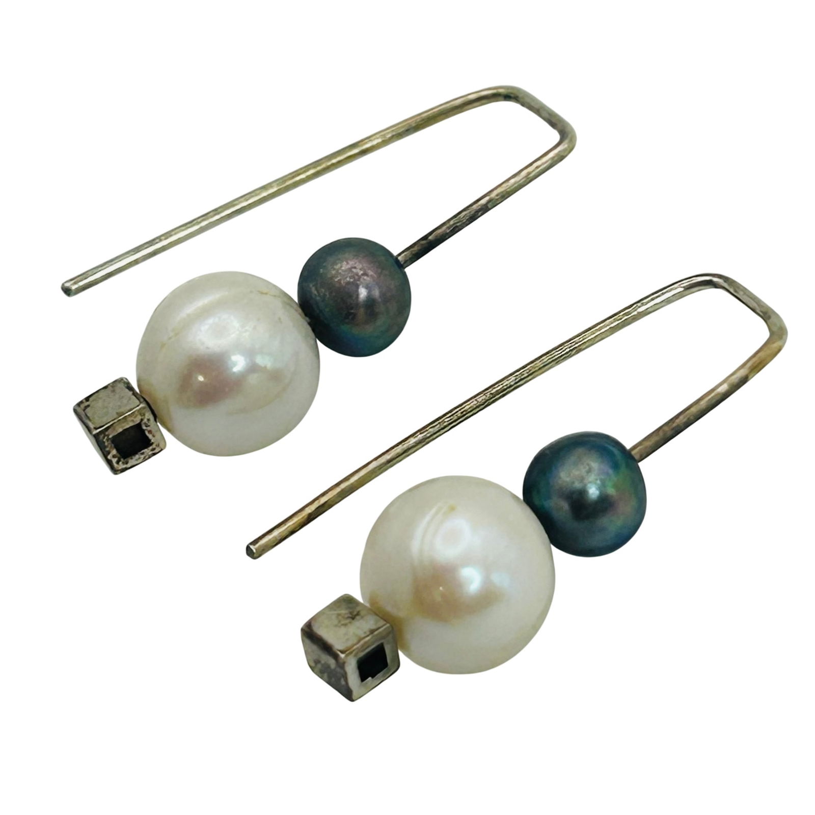 Sterling Pearl Modern Earrings: Sterling pearl modern earrings. 3.20g