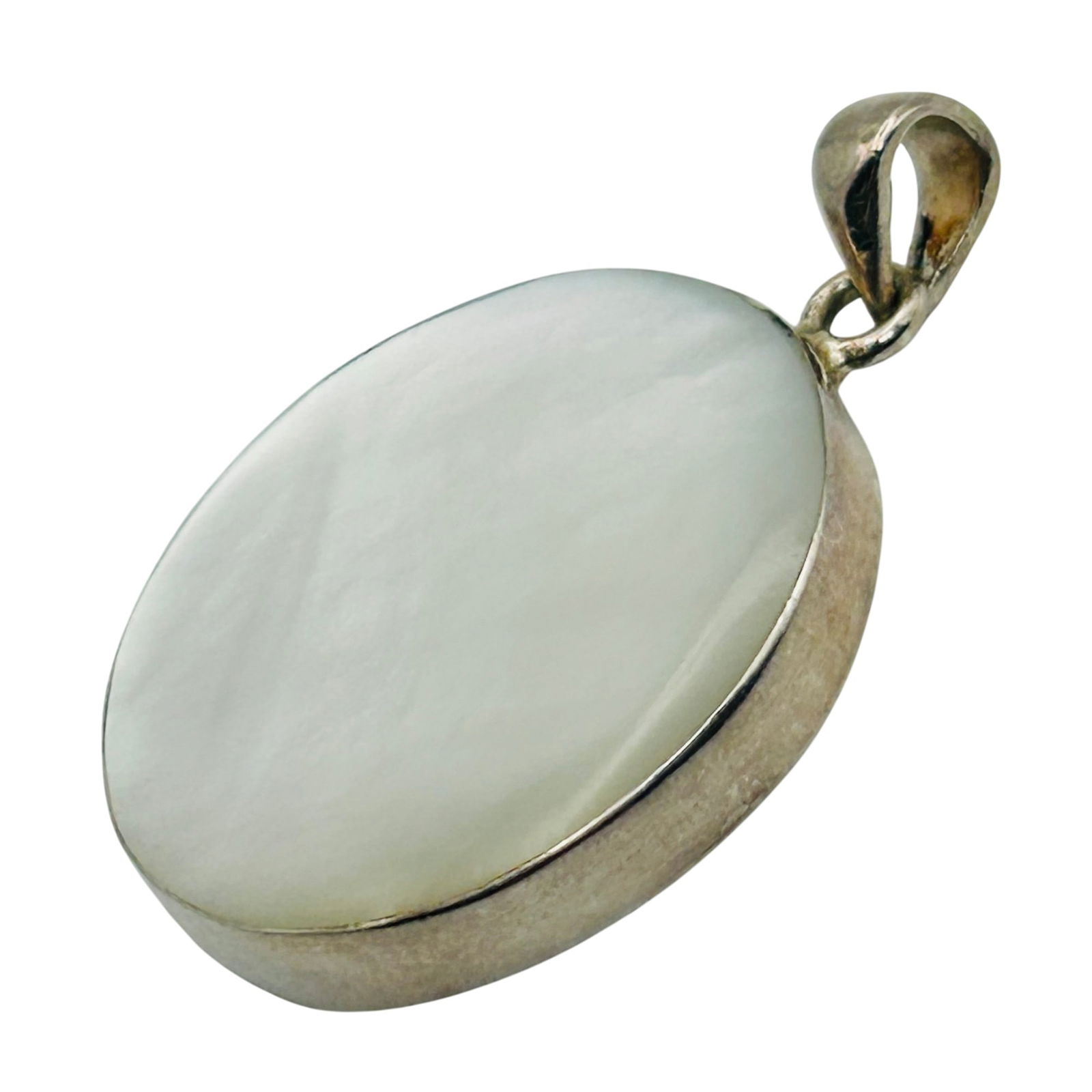 Sterling Mother Of Pearl Round Pendant: Sterling mother of pearl round pendant. 11.00g