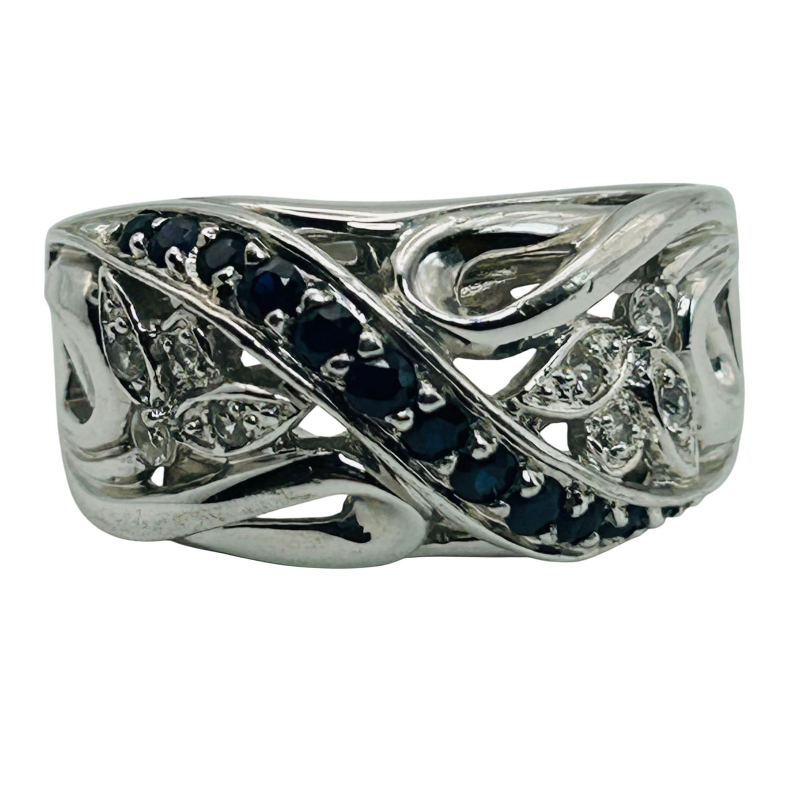 Sterling Blue Spinel Decorative Ring. Size 7: Sterling blue spinel decorative ring. Size 7. 7.30g