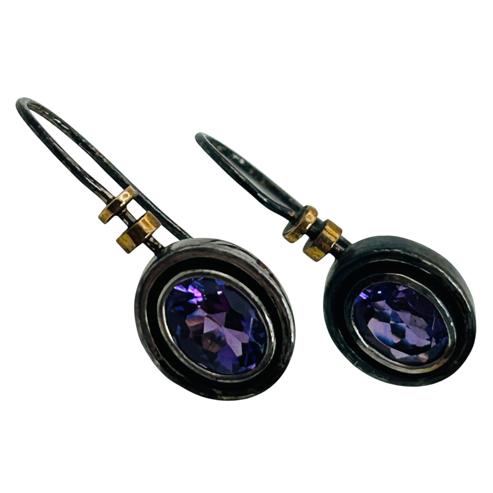 Sterling Vintage Amethyst Earrings: Sterling vintage amethyst earrings. 5.00g