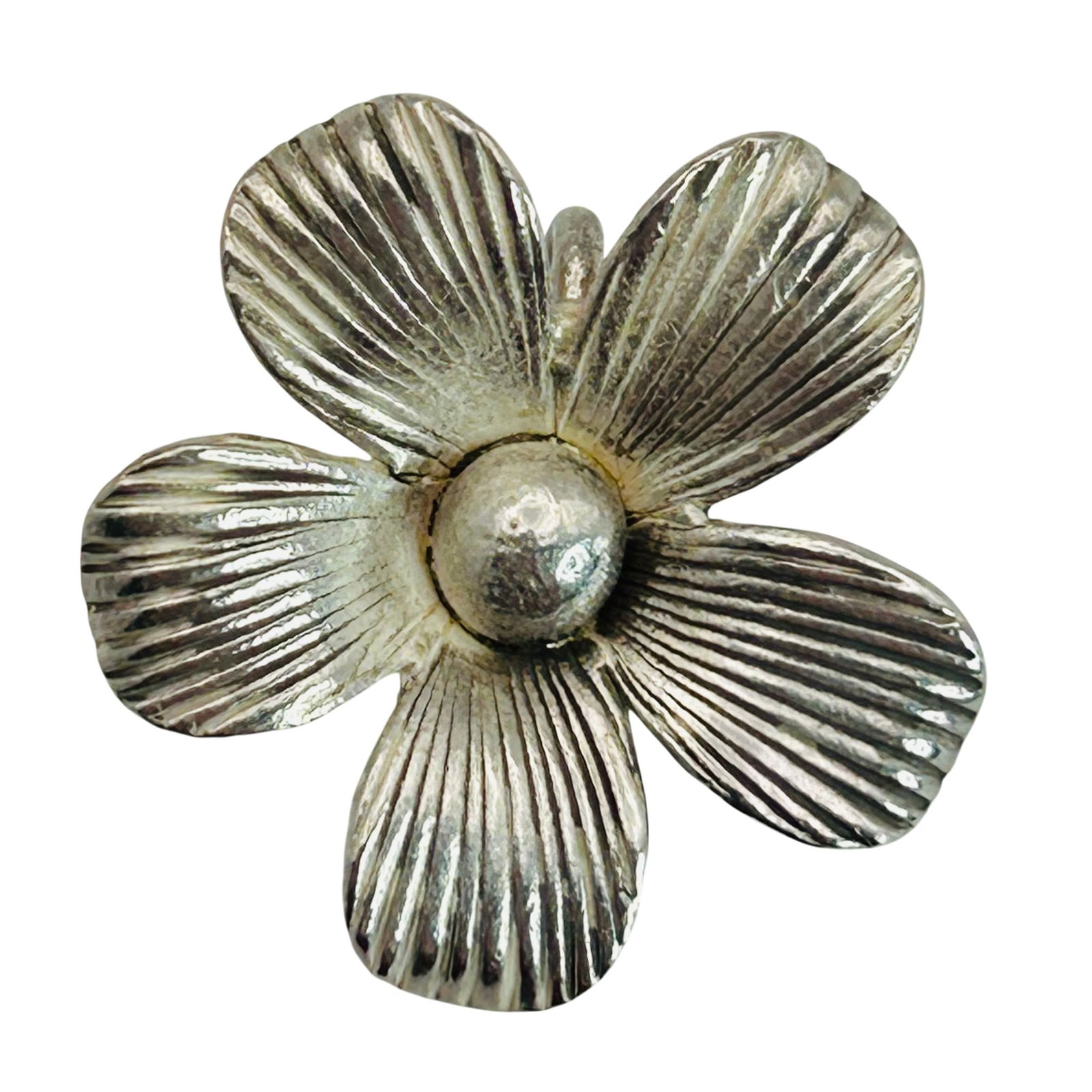 Sterling Flower Pendant: Sterling flower pendant. 3.00g