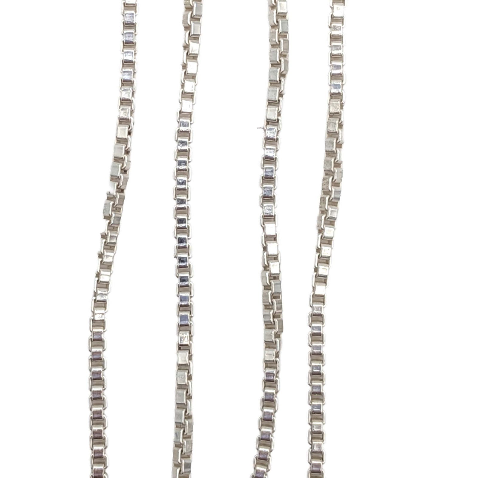 Signed Sterling Silver 1.5mm Box Chain Necklace: Signed Sterling Silver 1.5mm Box Chain Necklace. 22in Length. Signed SU 925 IN. 4g