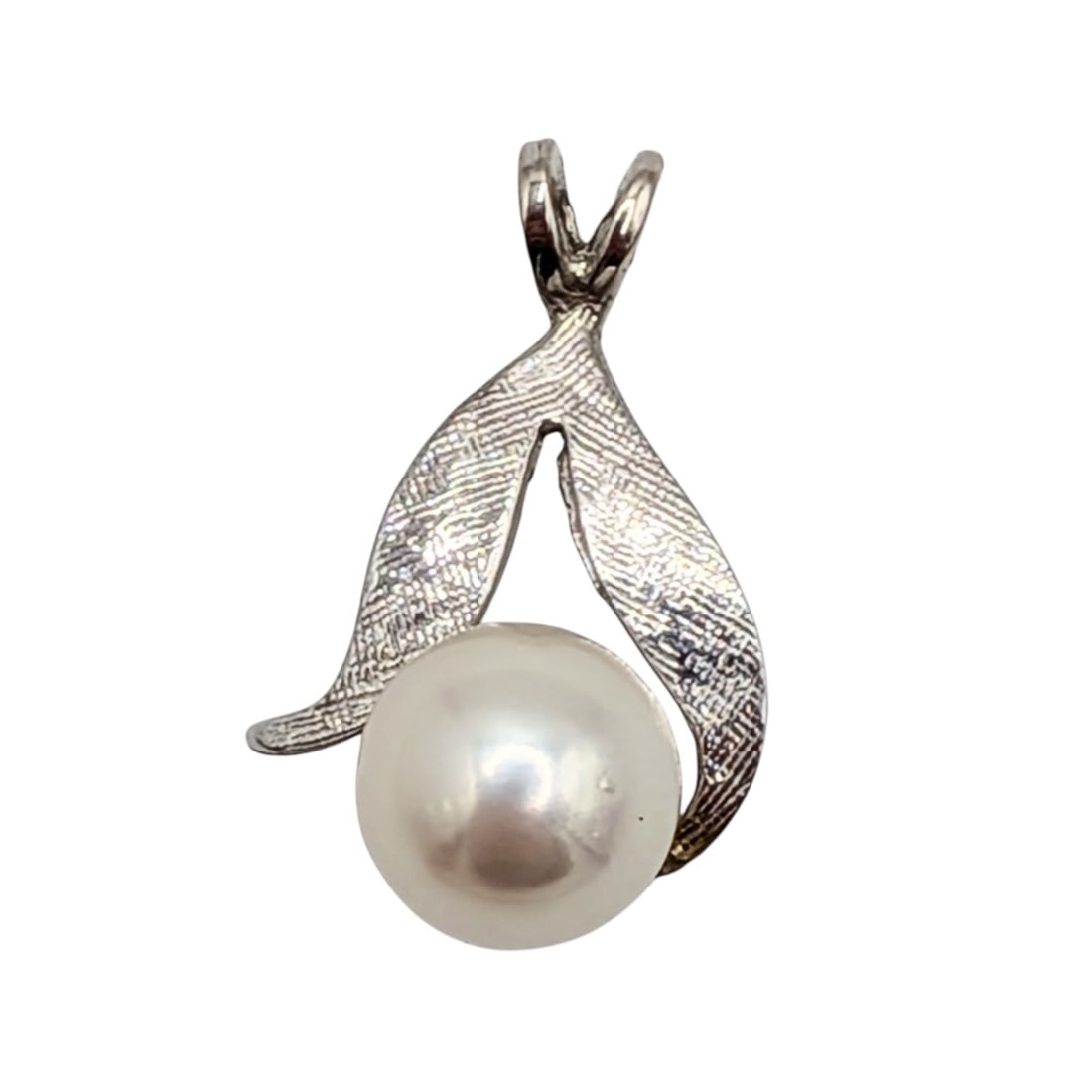 Vintage 14KT White Gold Pearl Double Leaf Pendant: Vintage 14K White Gold, Pearl Double Leaf Pendant. Signed 14K. .9g