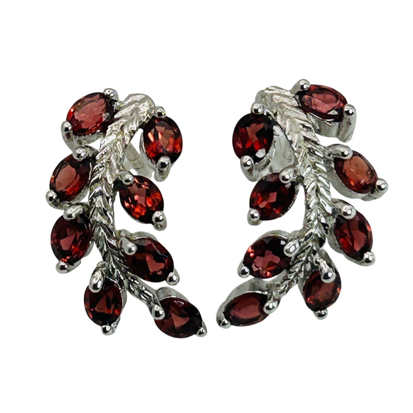 Sterling Garnet Leaf Earrings: Sterling garnet leaf earrings. 3.80g