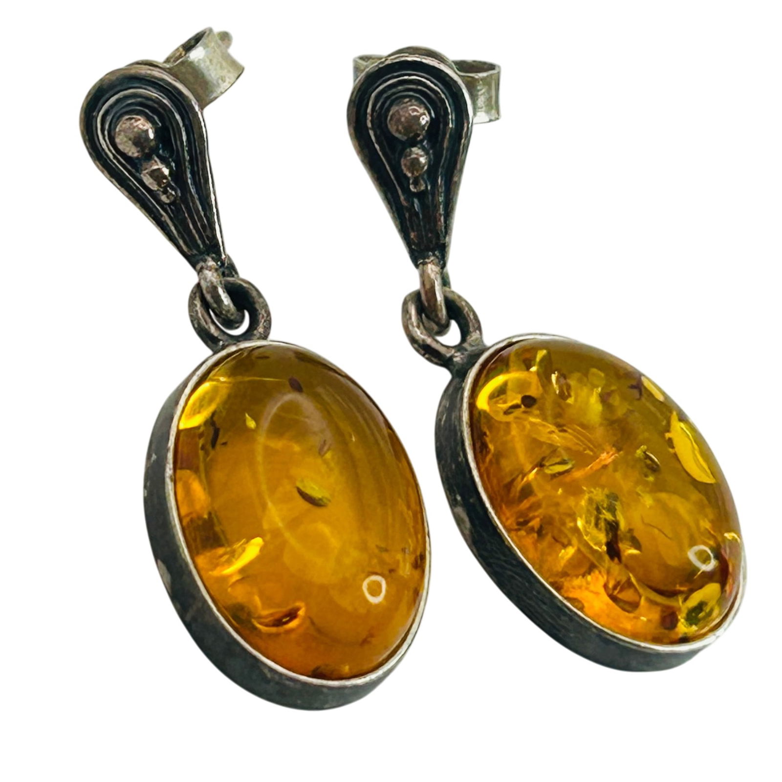 Sterling Amber Oval Earrings: Sterling Amber oval earrings. 3.40g