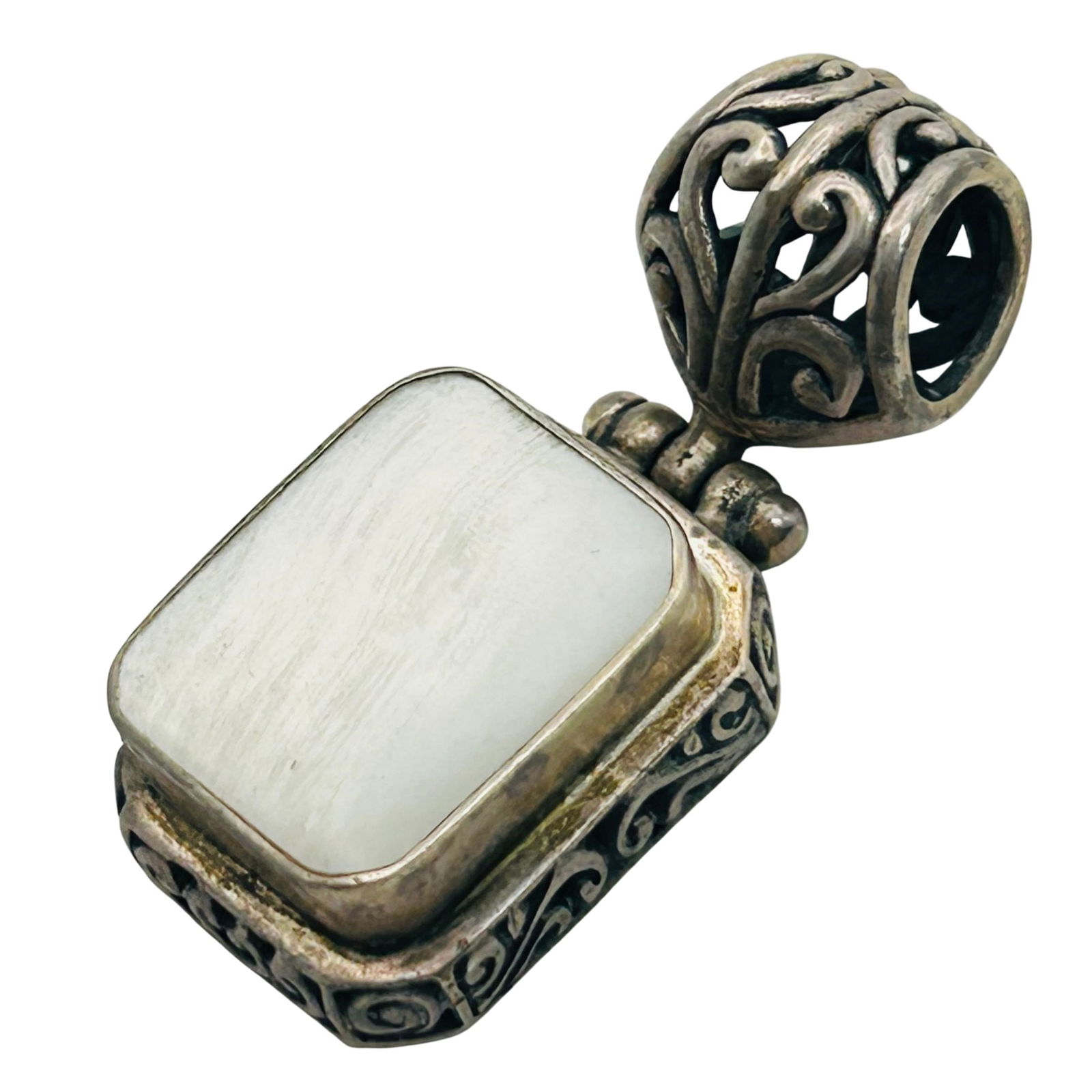 Sterling Mother Of Pearl Pendant: Sterling mother of pearl pendant. 11.30g