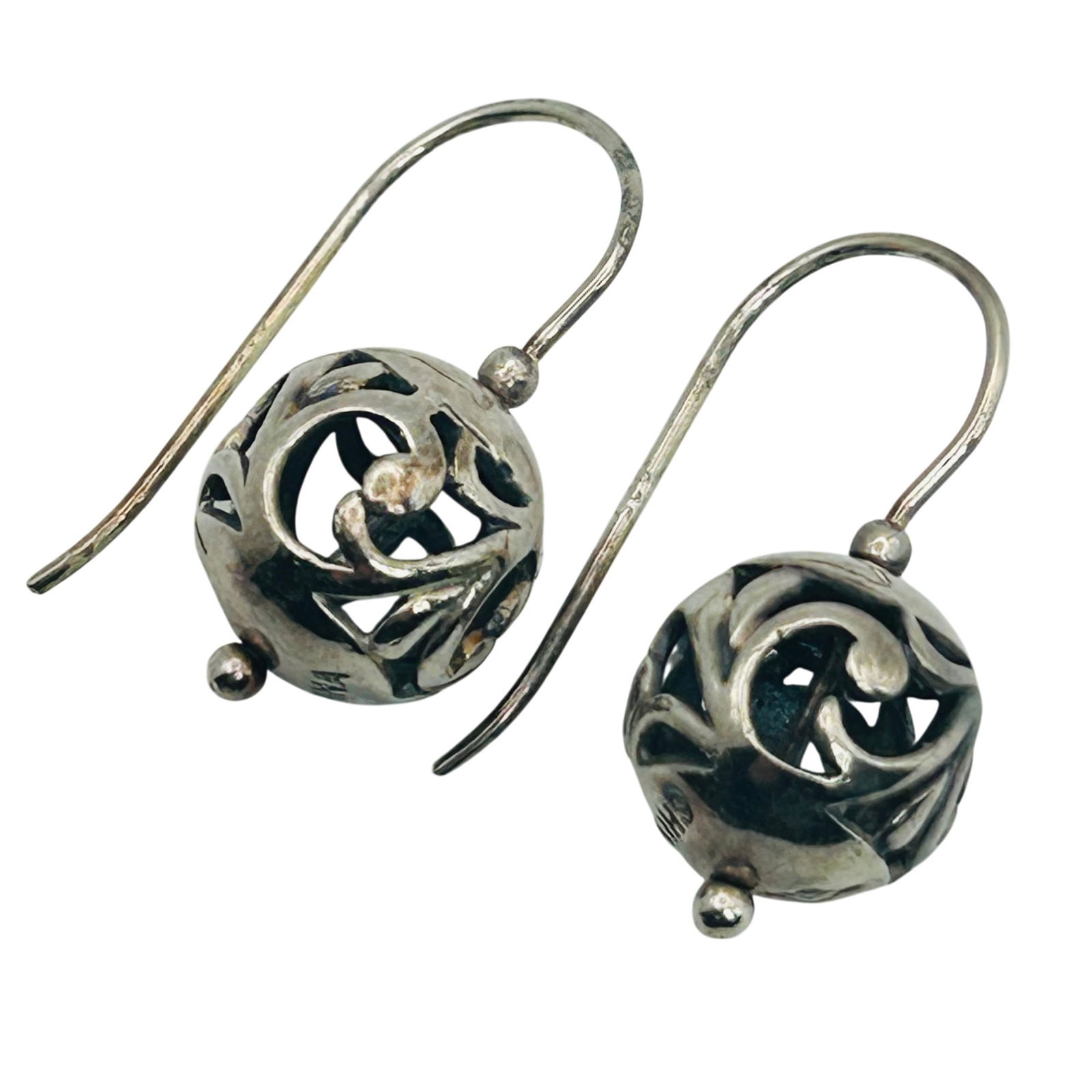 Silpada Sterling Hook Back Earrings: Silpada Sterling hook back earrings. 4.40g