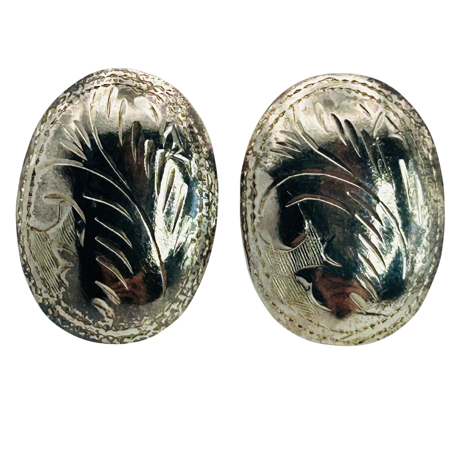 Vintage Sterling Engraved Earrings: Vintage Sterling engraved earrings. 2.3g