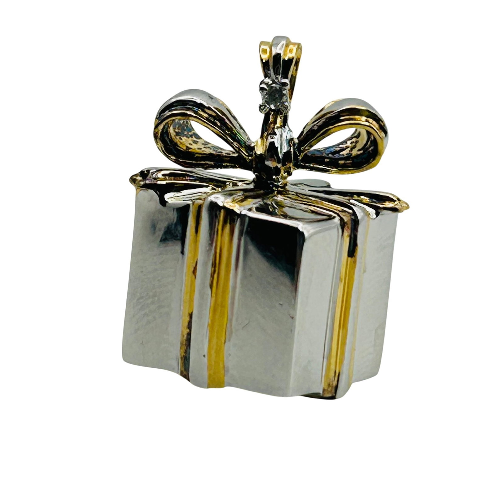 BGE Sterling Present Box Pendant: BGE sterling present box pendant. 5.6g