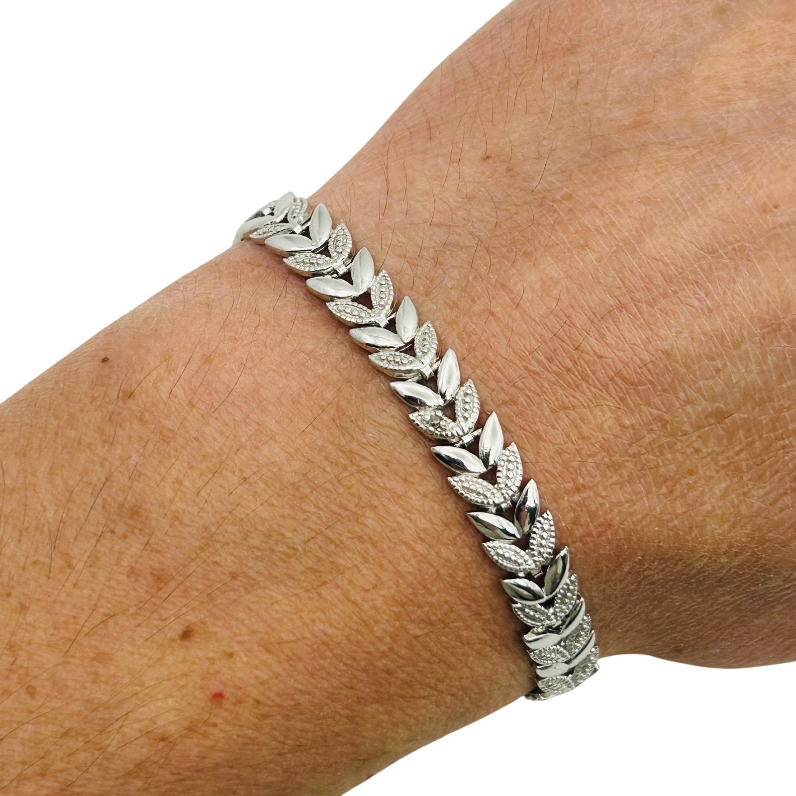 Sterling Leaf Bracelet: Sterling leaf bracelet. 9.7g