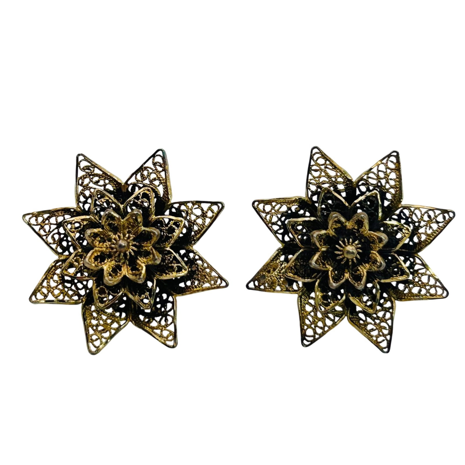Sterling Filigree Flower Screw Back Earrings: Sterling filigree flower screw back earrings. 5.5g