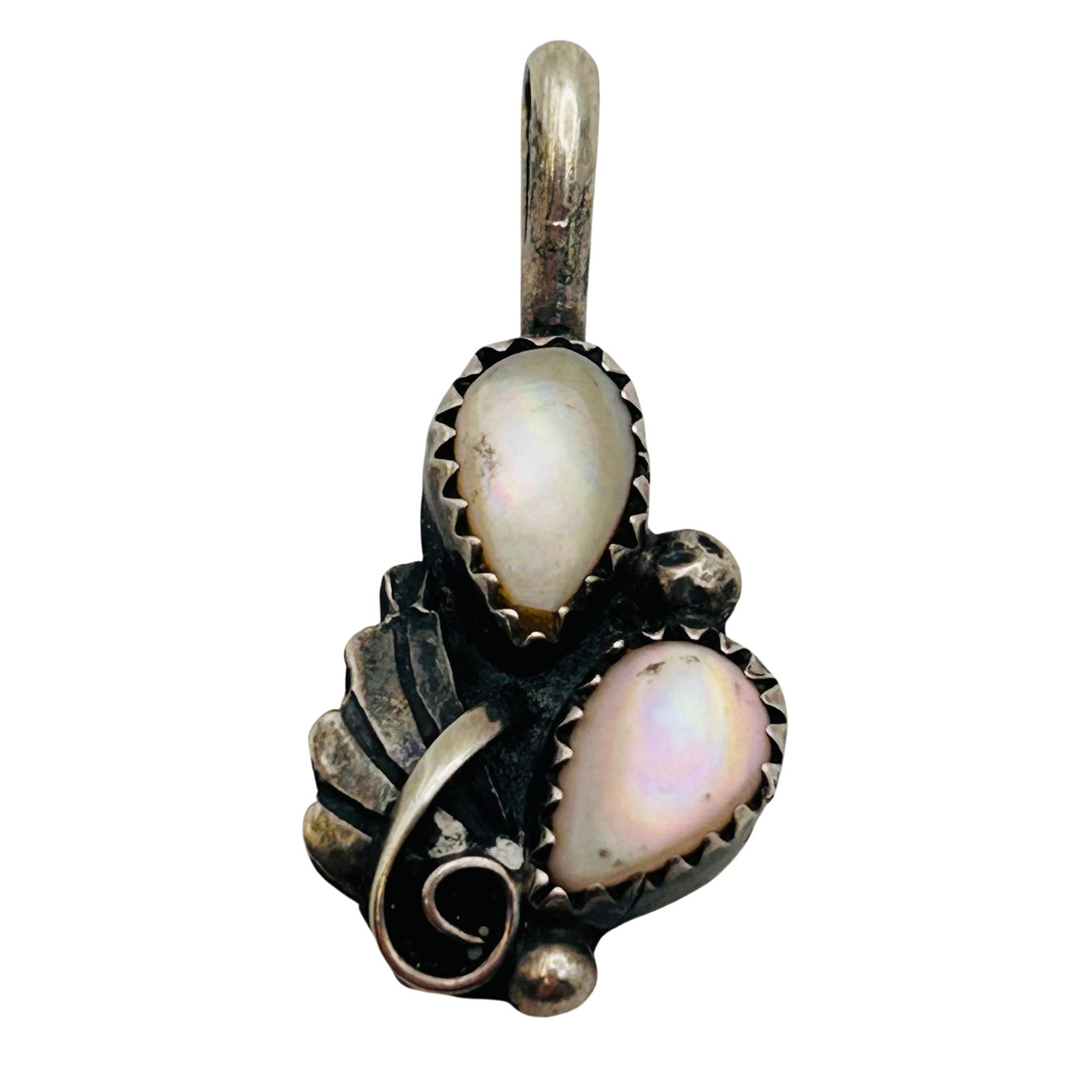 Navajo Sterling Mother Of Pearl Pendant: Navajo sterling mother of pearl pendant 2.4g
