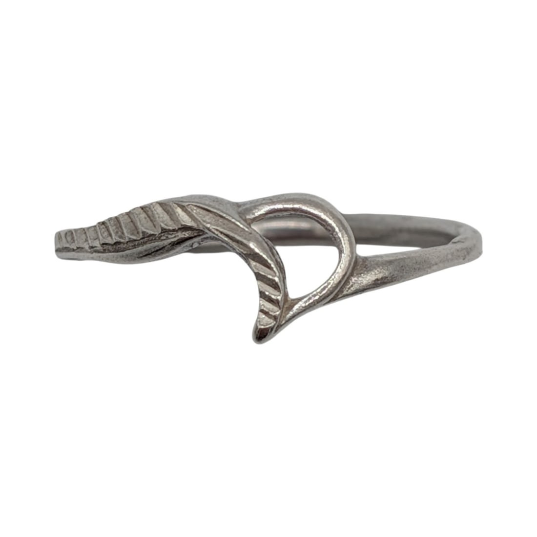 Signed Sterling Silver Textured Swoop Ring Size 7.5: Signed Sterling Silver Textured Swoop Ring. Size 7.5. Signed IIh 925. 2.3g