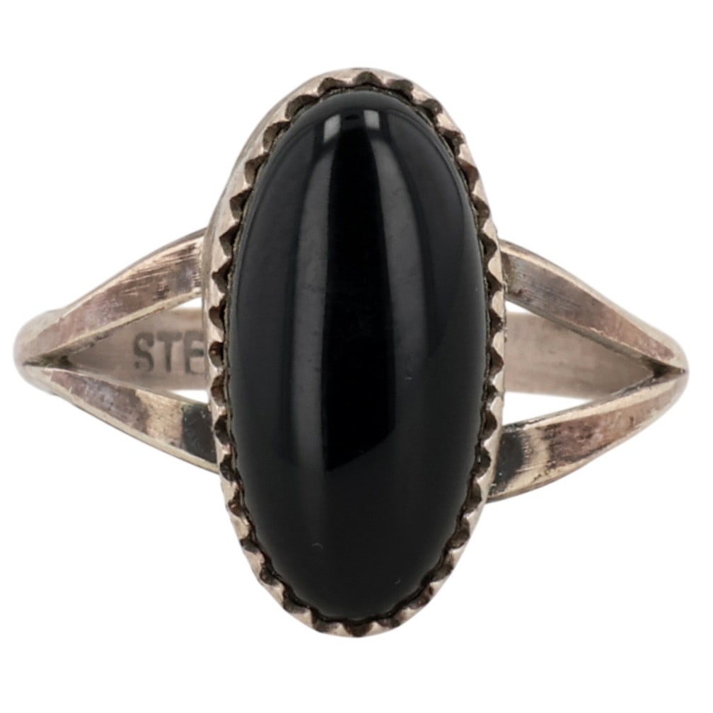 Harris Largo Navajo Sterling Onyx Ring Sz 5.5: Harris Largo Navajo Sterling Onyx Ring Sz 5.5 / 2g / Unsigned. Artist attribution based on accompanying tag.
