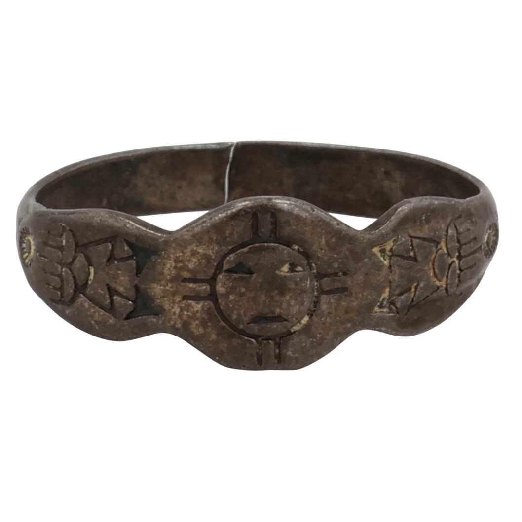 Vintage Navajo Sterling Stamped Ring Sz 4.25: Vintage Navajo Sterling Stamped Ring Sz 4.25 / 1g / Cracked ring band.